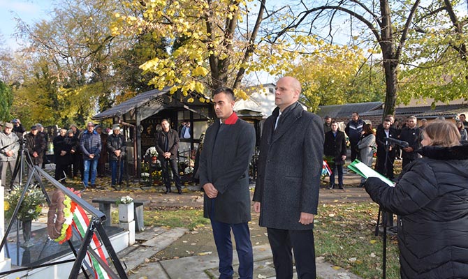 Magyarország Belgrádi Főkonzulátusa képviseletében Böde Tamás és a Szabadkai Főkonzulátus képviselője, Sarlay Péter konzul helyezték el